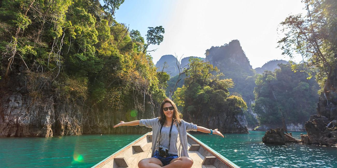 Foto Der Frau, Die Auf Dem Boot Sitzt, Das Ihre Arme Ausbreitet